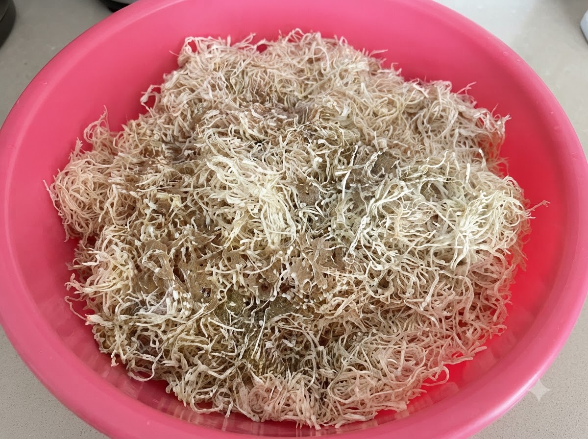 분홍색 대야 속 채 썬 건조 무말랭이 위에 올려진 향신료, 고춧가루, 간 쌀가루.