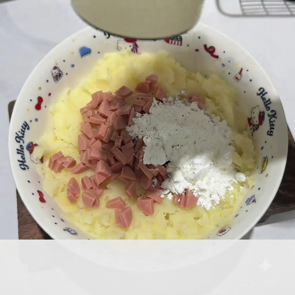 장갑을 낀 손으로 하얀 볼 안에서 햄과 전분이 들어간 으깬 감자 반죽을 반죽 덩어리로 치대는 모습.