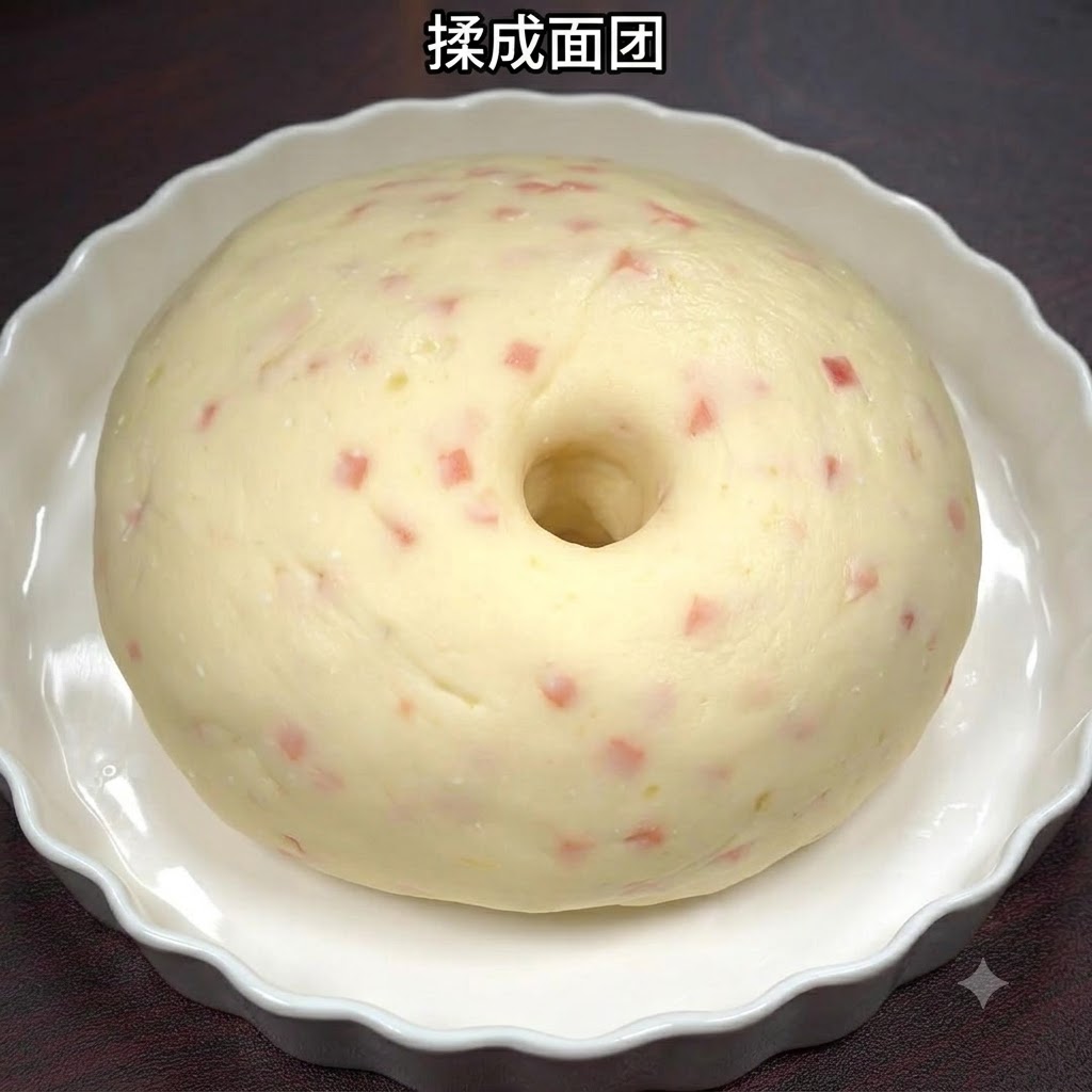 하얀 세라믹 그릇 안에서 매끄러운 덩어리로 뭉쳐진 감자 햄 반죽.