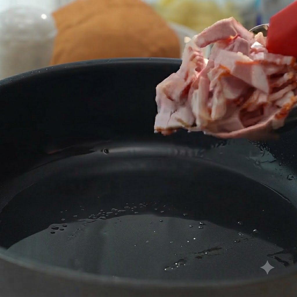 팬에 베이컨 조각을 넣고 바삭하고 갈색이 되도록 튀기듯 굽는 모습