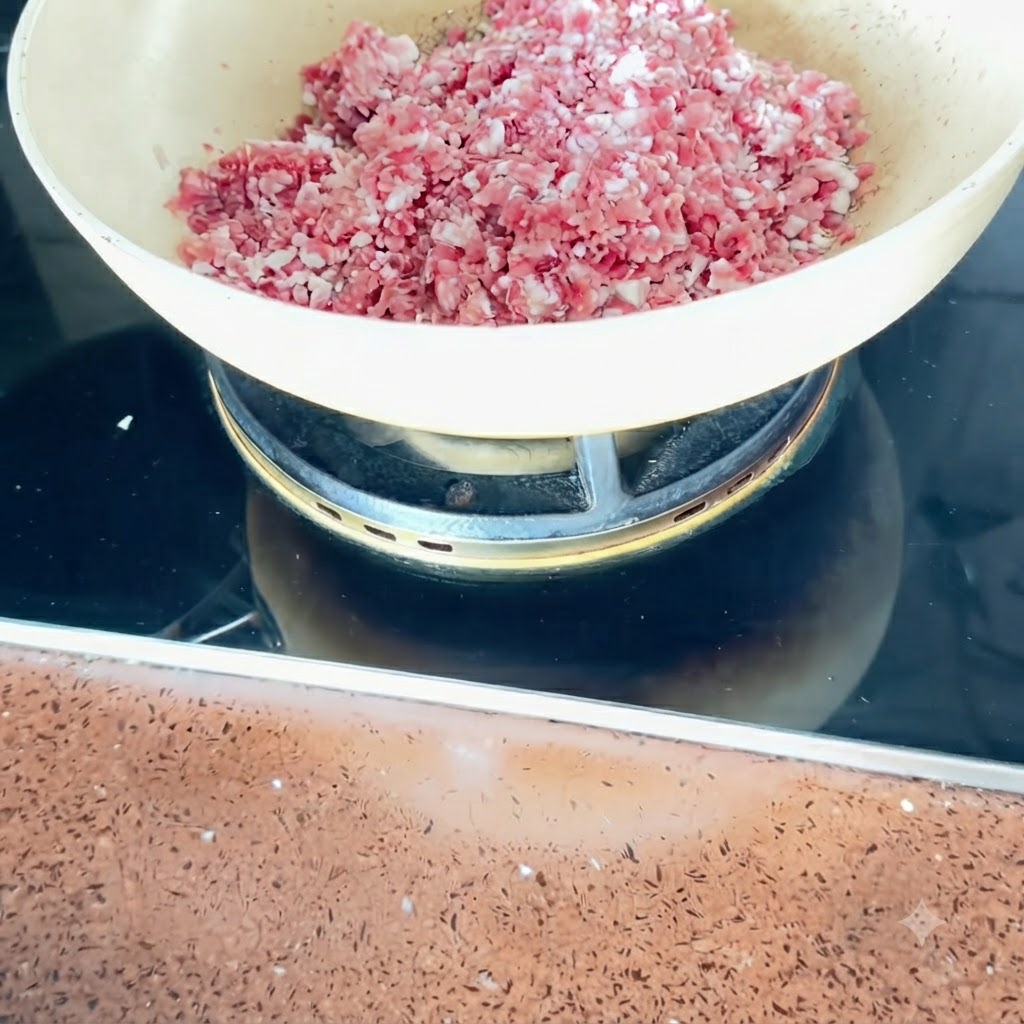 중불로 달군 팬에서 깍둑썰기한 삼겹살을 볶고 있는 모습.