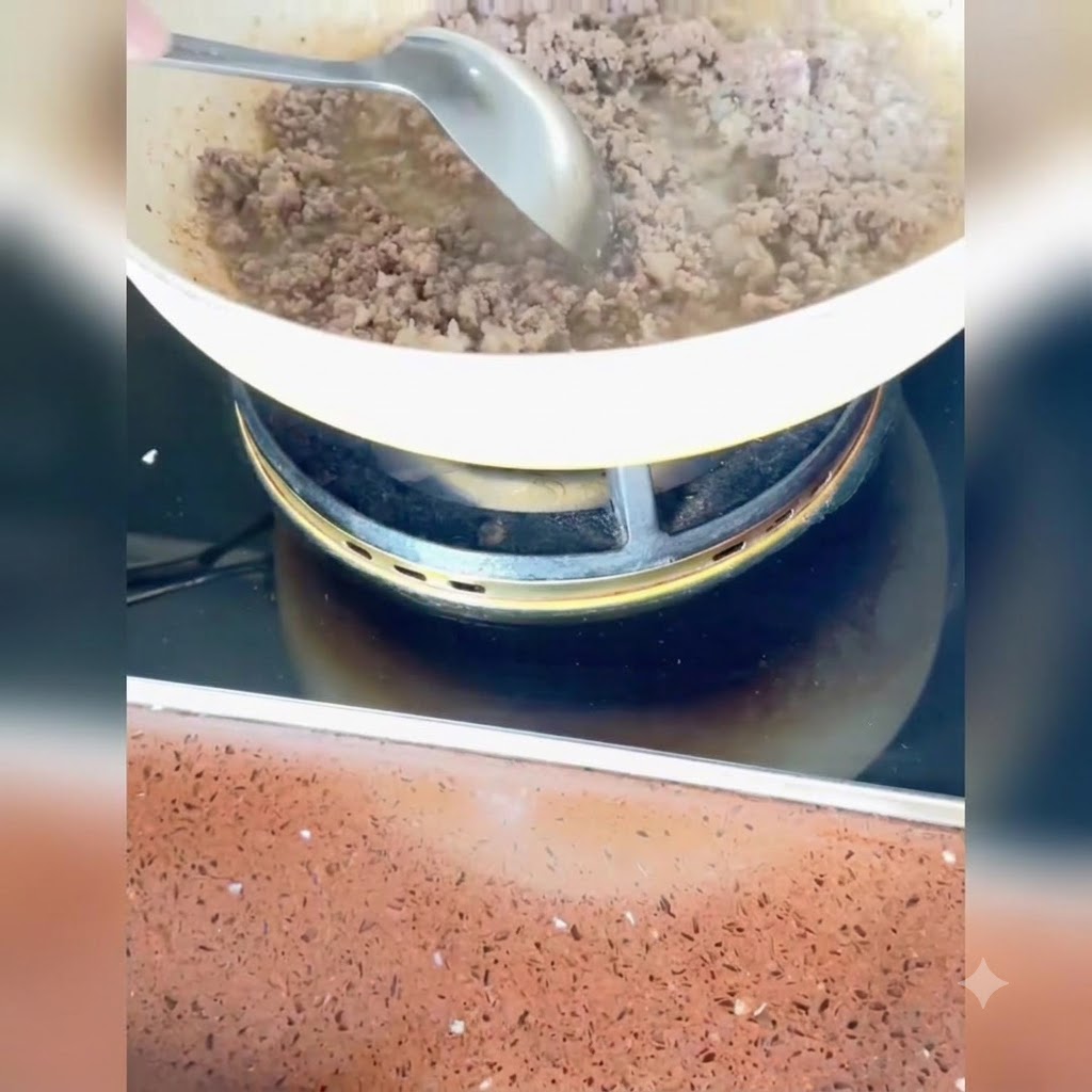 고기를 볶던 팬에 다진 대파, 생강, 마늘을 넣고 섞는 모습.