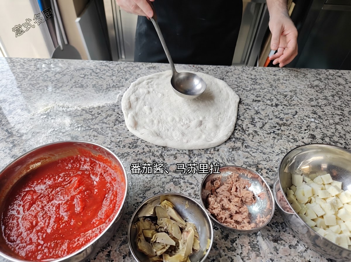 메탈 국자를 이용해 평평한 피자 베이스 위에 붉은 토마토 소스를 펴 바르는 모습.