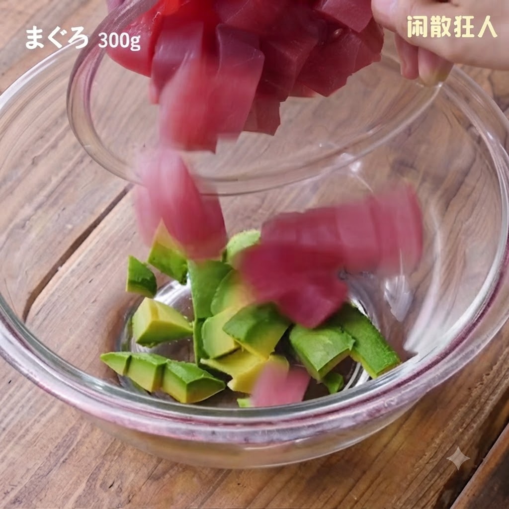 아보카도가 담긴 유리 볼에 신선하게 깍둑썰기한 참치를 넣는 모습입니다.