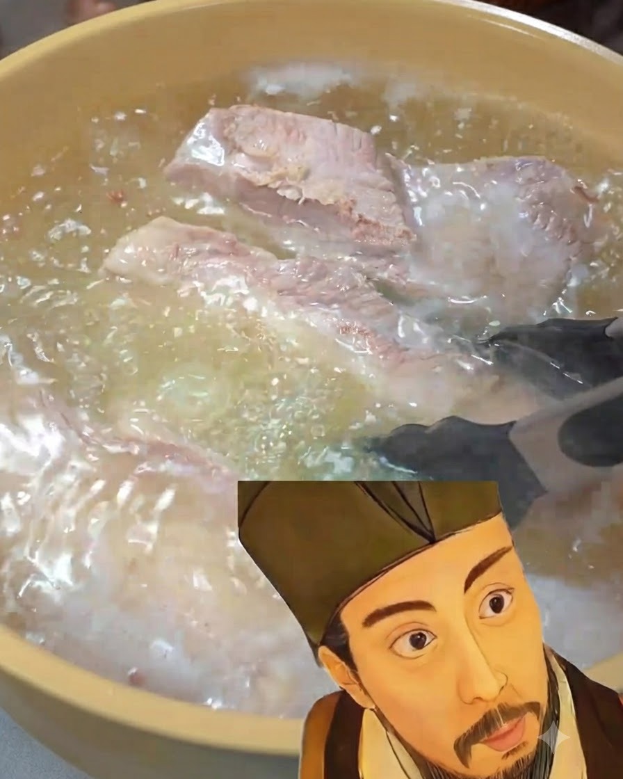 냄비 안에서 생강과 대파와 함께 삼겹살이 삶아지고 있는 모습.