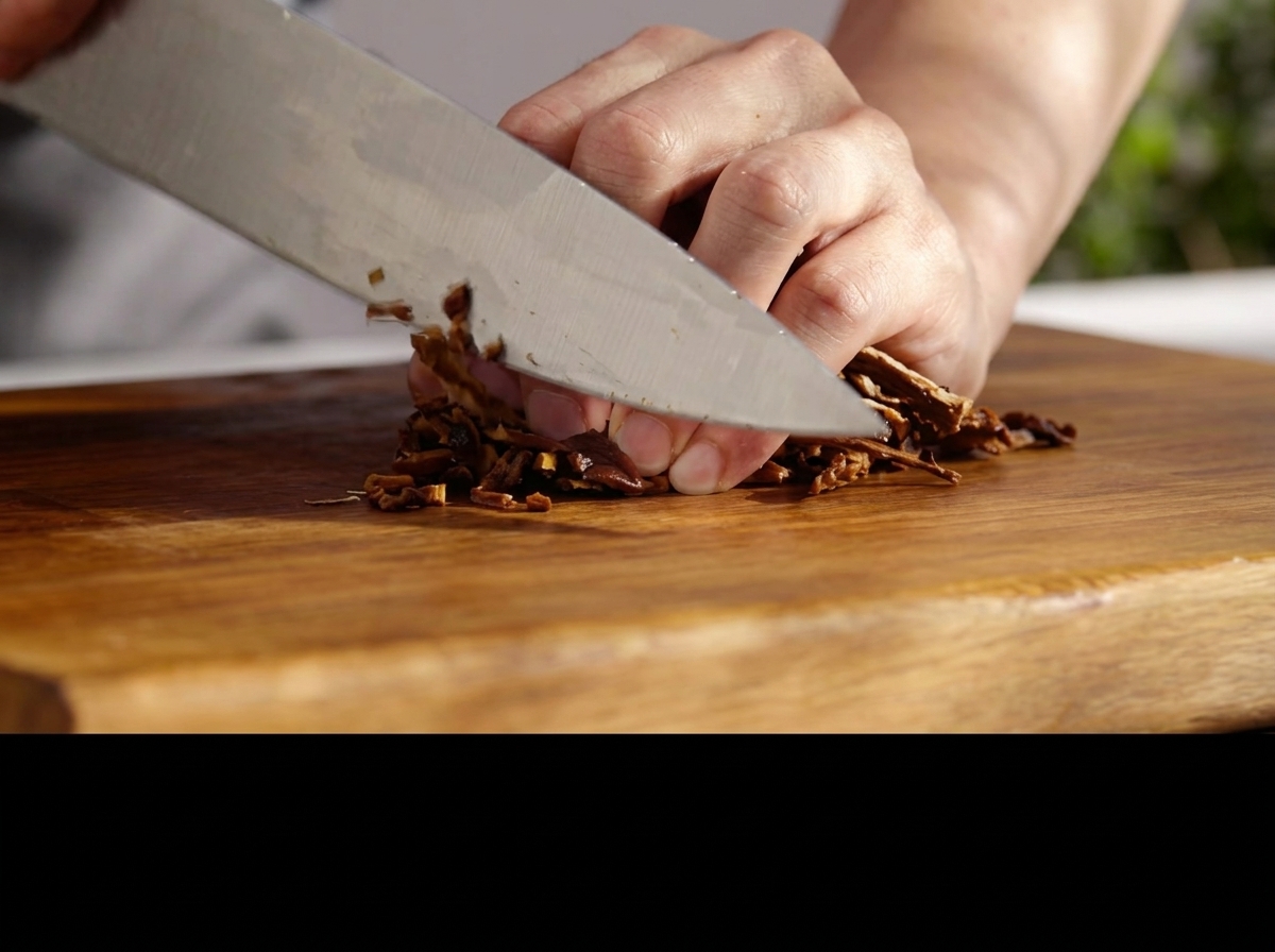 도마 위에서 날카로운 칼로 불린 버섯을 곱게 다지는 모습.