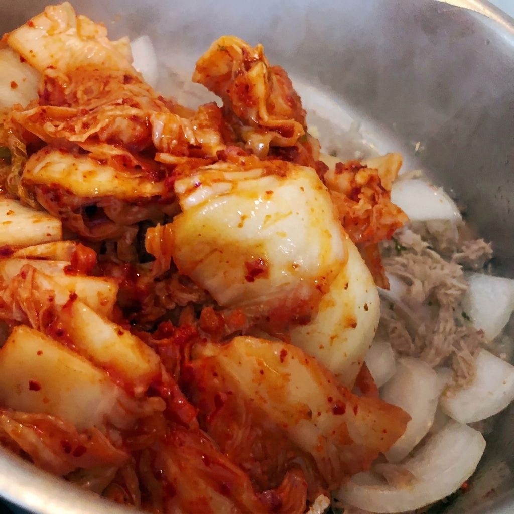 기존 재료가 담긴 냄비에 썬 김치를 투하하는 모습