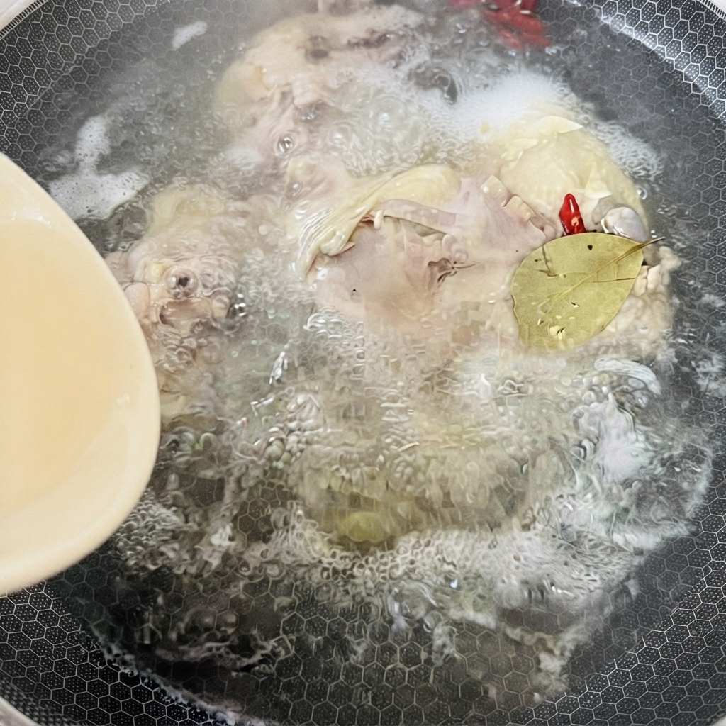 뚜껑을 덮은 채 향신료와 월계수잎을 넣고 끓이는 육수 냄비.