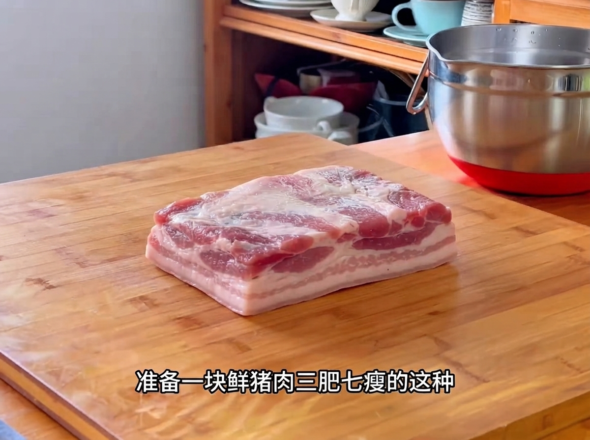 도마 위에 놓인 신선한 돼지고기 부위로, 손질할 준비가 되어 있습니다.