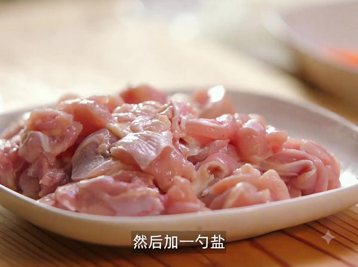 소금과 후추로 밑간을 해 마리네이드할 준비가 된 생닭고기 접시.