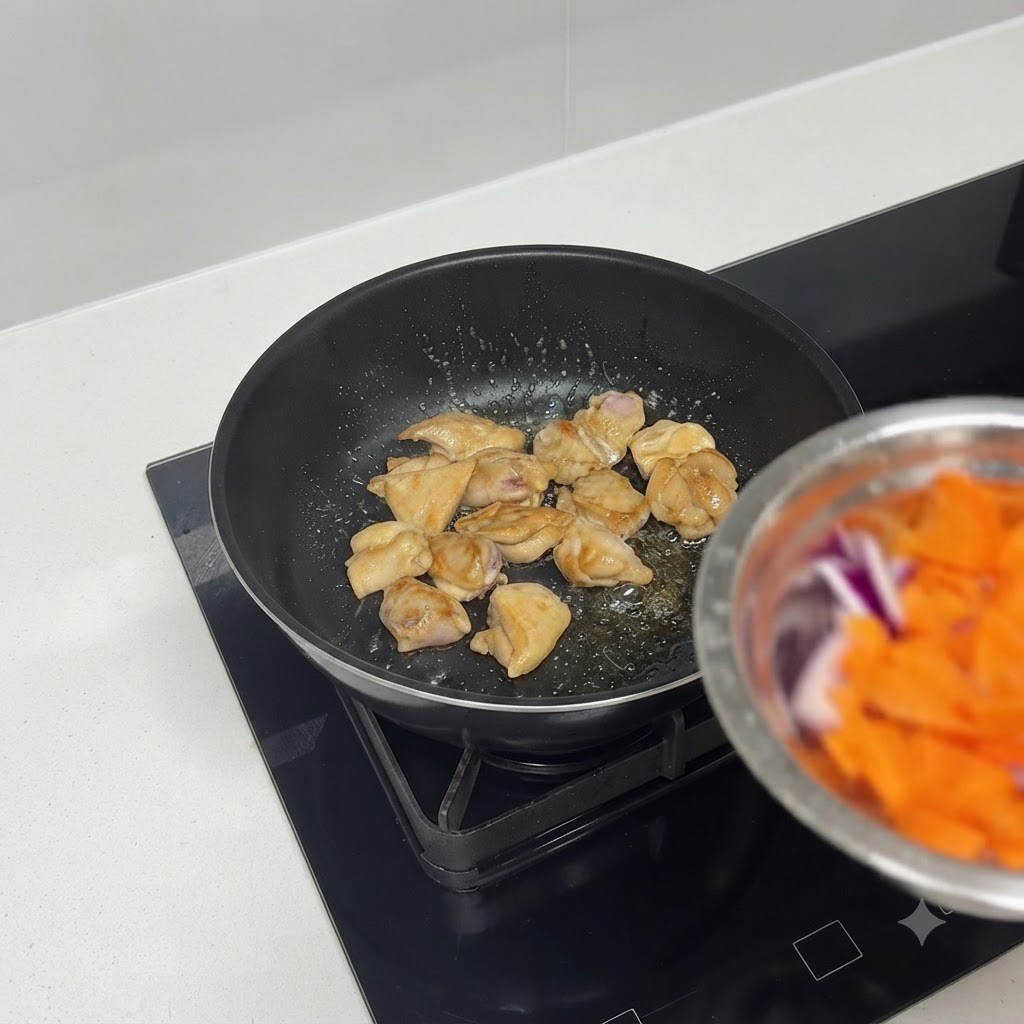 팬에서 먹음직스럽게 갈색으로 익어가는 닭고기 조각들.