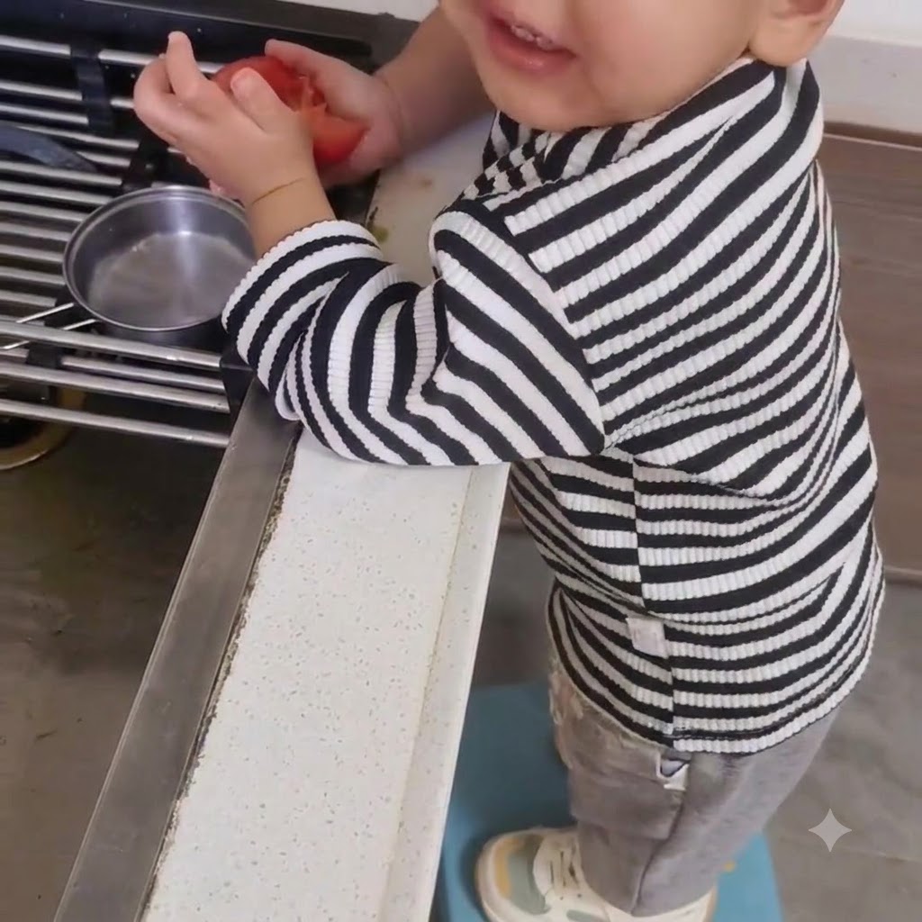 뜨거운 기름이 담긴 팬에서 지글지글 볶아지는 편마늘.