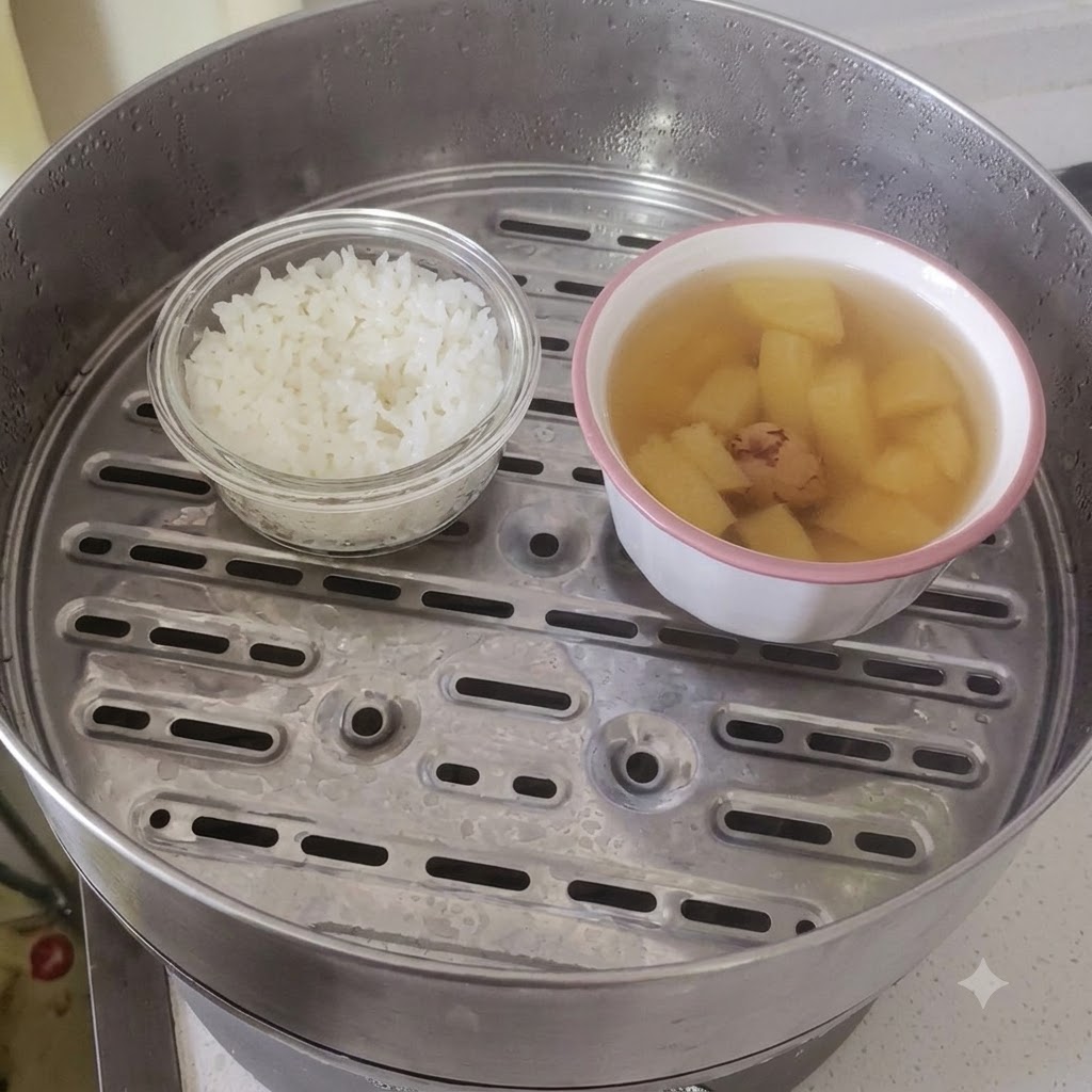 그릇에 담긴 갓 지은 밥과 데친 오크라를 젓가락으로 골고루 섞는 모습.