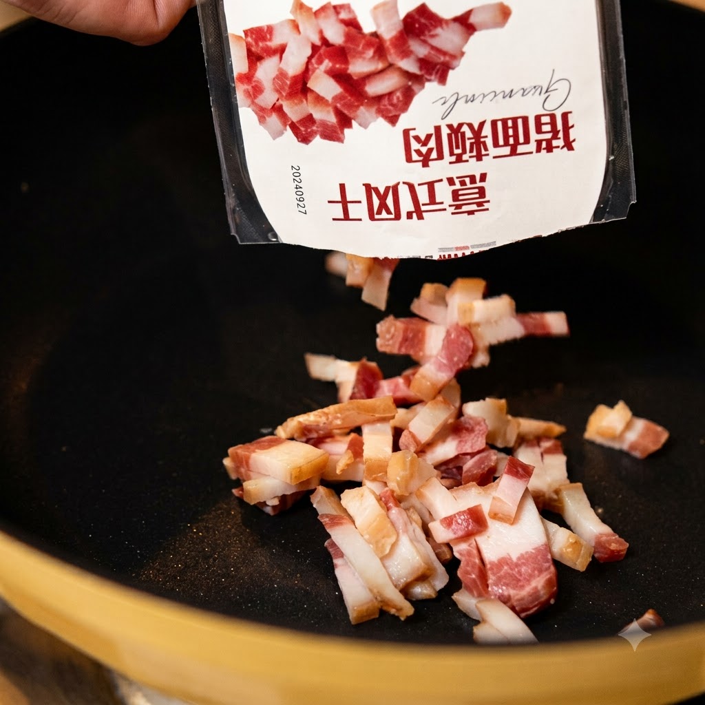 패키지에서 달궈진 검은색 프라이팬으로 떨어지는 경화된 돼지고기 볼살 조각들.