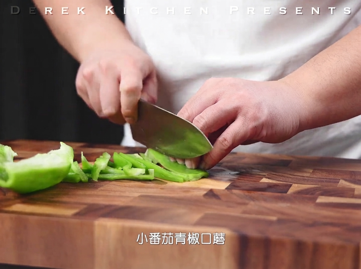 도마 위에서 피망을 얇은 채로 썰고 있는 모습.