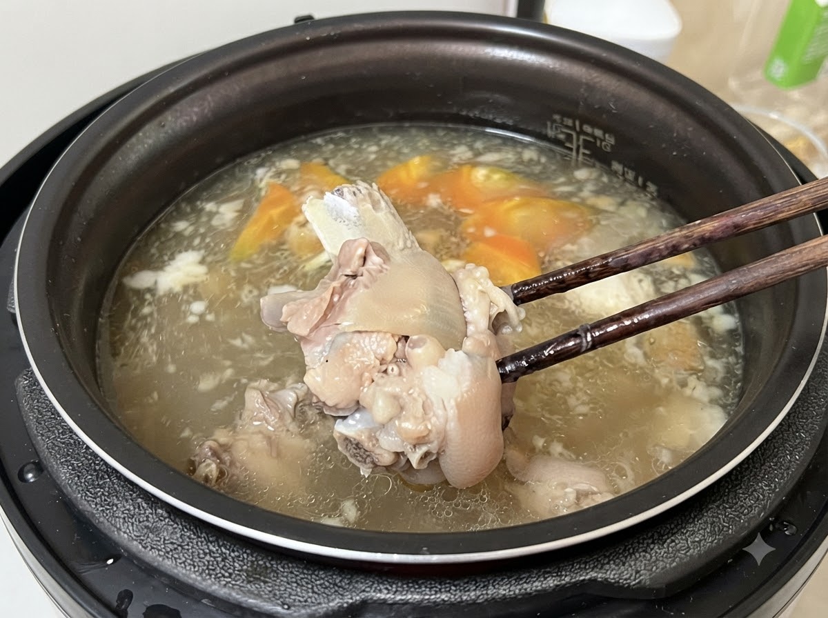 조리된 육수 속에서 젓가락으로 부드러운 고기를 집어 올리는 모습.