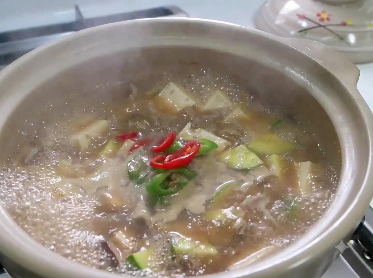 보글보글 끓는 된장찌개 안에서 썰어둔 홍고추, 청고추, 대파가 끓고 있는 모습.