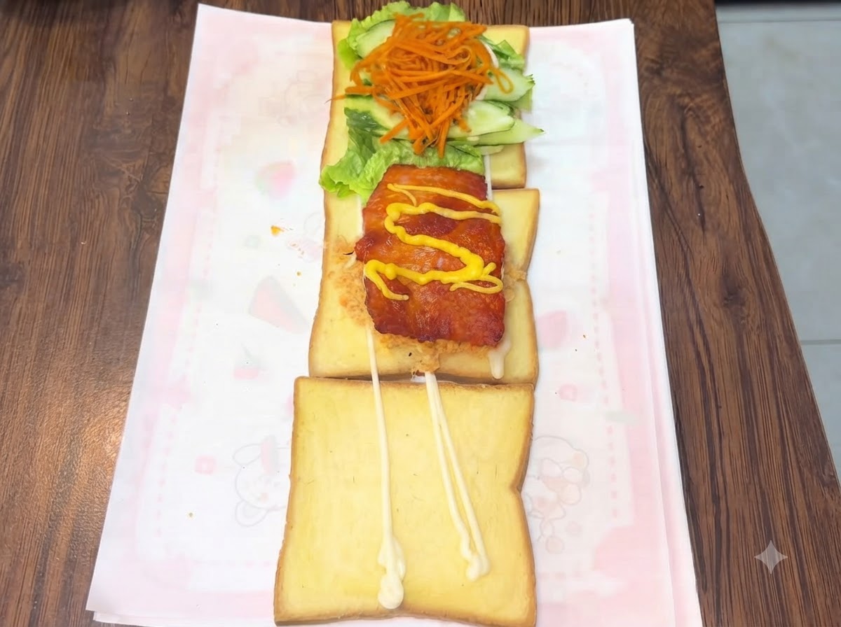 치킨 커틀릿 표면 위에 노란색 허니 머스터드와 빨간색 케첩을 지그재그 선으로 뿌리는 모습.