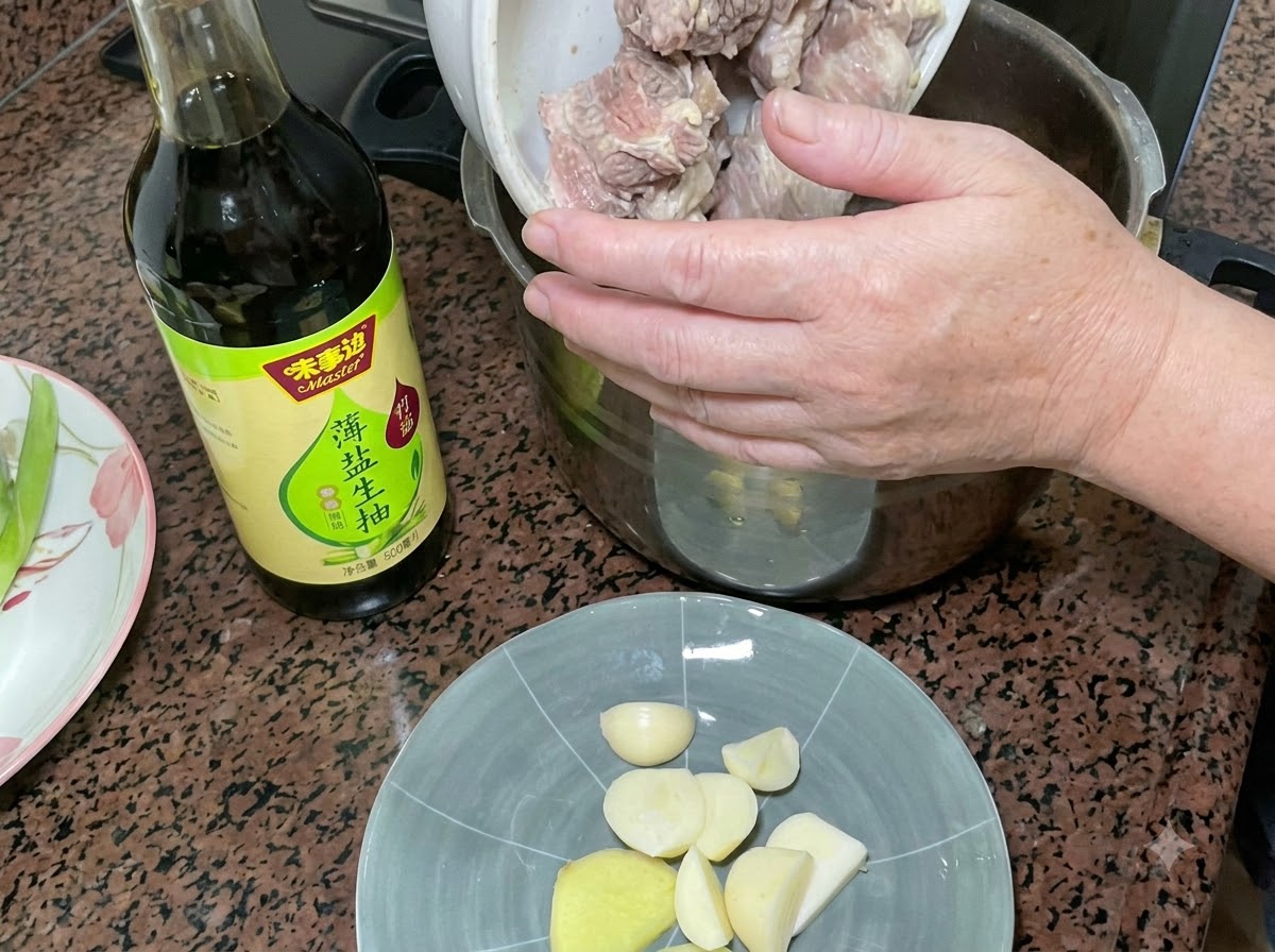 진간장 병과 마늘, 생강 접시 옆에서 압력솥 안으로 붓고 있는 데친 돼지갈비.