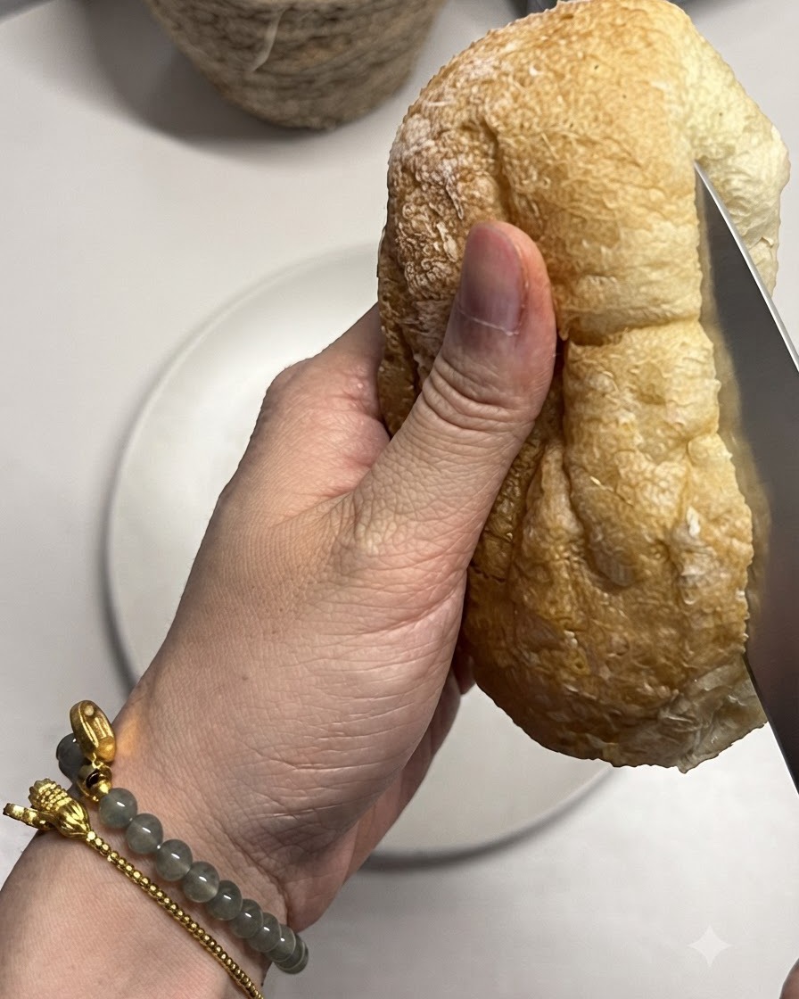 칼로 치아바타 빵을 반으로 자르는 모습.