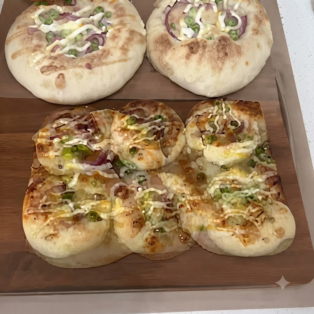반죽 조각의 중앙 홈 안에 베이컨 조각들을 보기 좋게 배열하는 모습