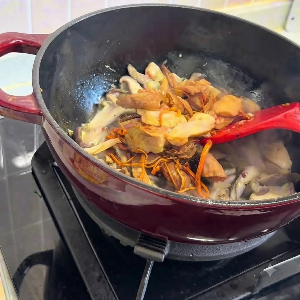 조리 냄비 안에서 생버섯과 불린 버섯이 섞여 있는 모습