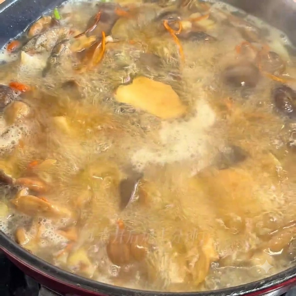 조리 냄비 안에서 버섯 수프 혼합물이 활기차게 끓어오르는 모습