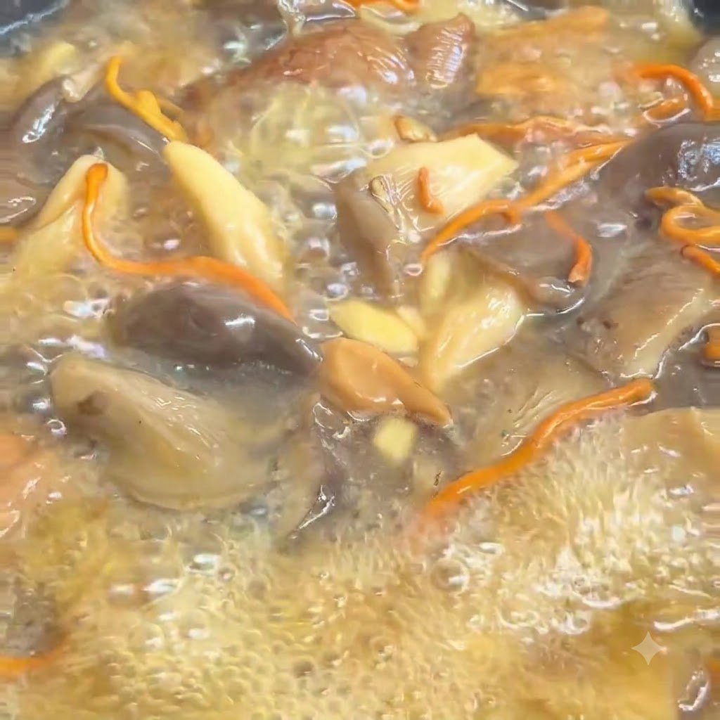 체에 받쳐진 흐르는 물 아래서 조리된 면이 헹궈지는 모습