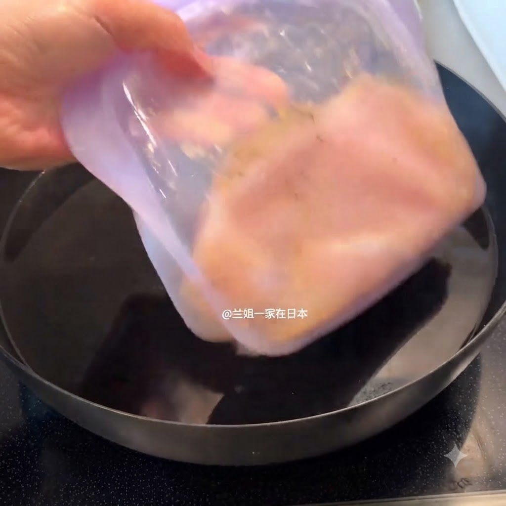 마리네이드된 닭이 담긴 보라색 밀폐 용기를 물이 채워진 냄비에 넣고 있는 모습.