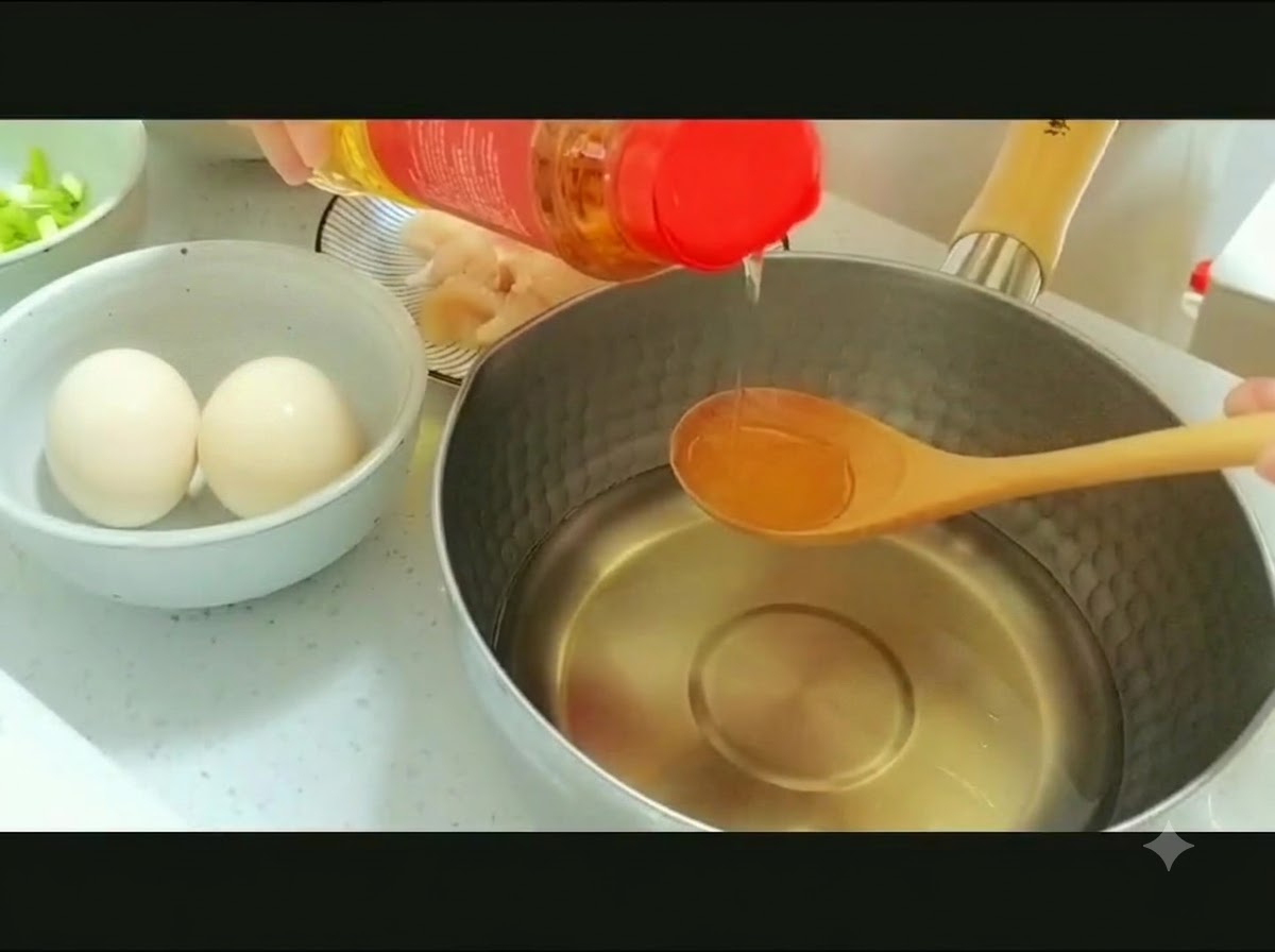 병에 든 미림을 물이 담긴 냄비 위 나무 숟가락에 따르는 모습.