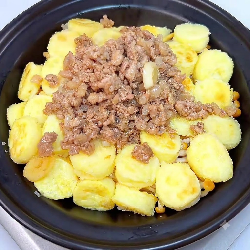 뚜껑이 덮인 검은색 뚝배기가 스토브 위에서 가열되고 있는 모습.
