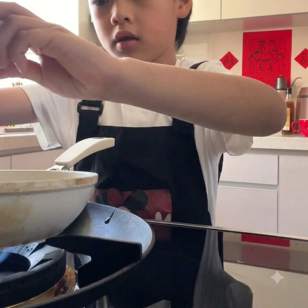 팬에 달걀을 깨어 넣어 부치고 있는 모습.