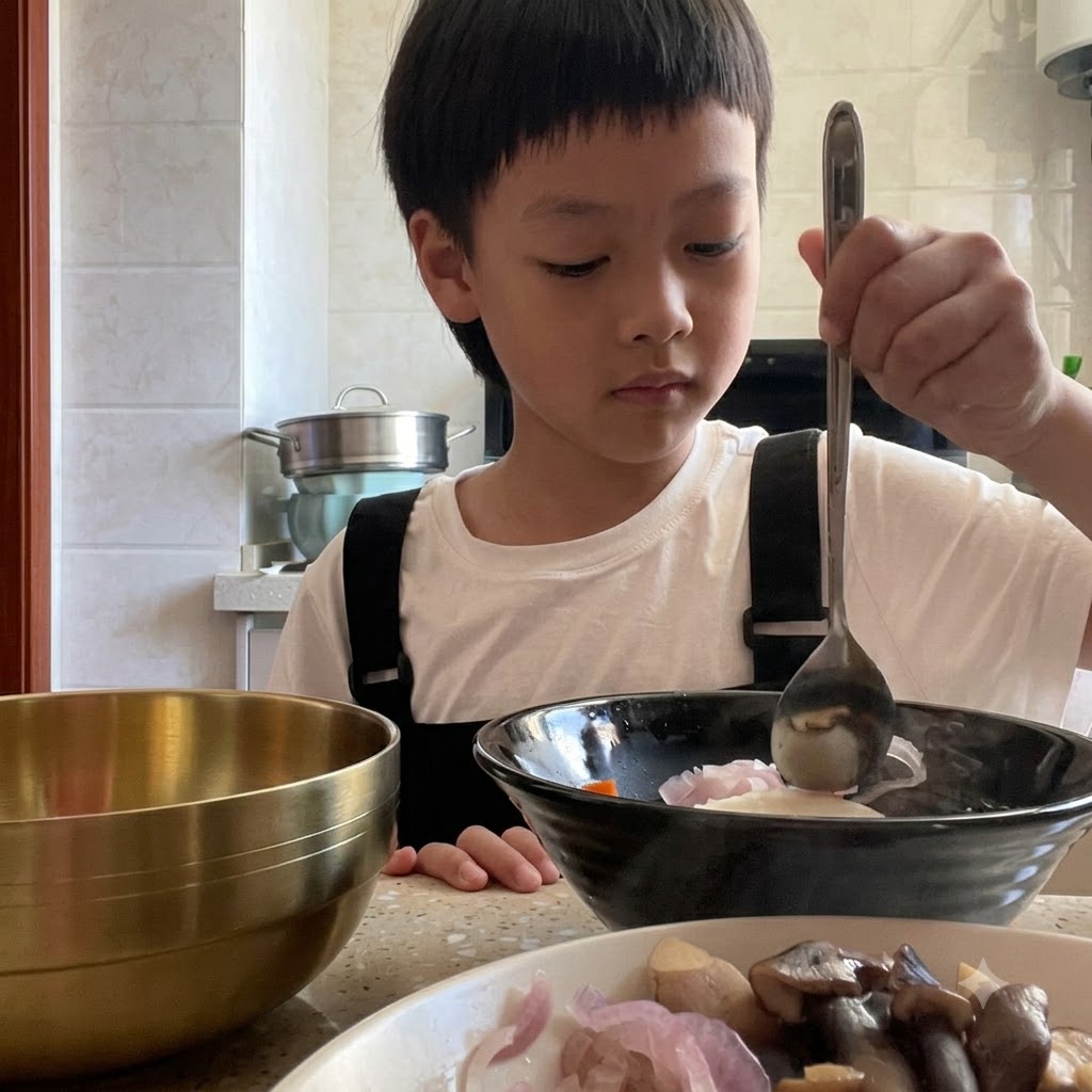 서빙 그릇에 담긴 재료 위에 스푼으로 데리야키 소스를 뿌리는 모습.