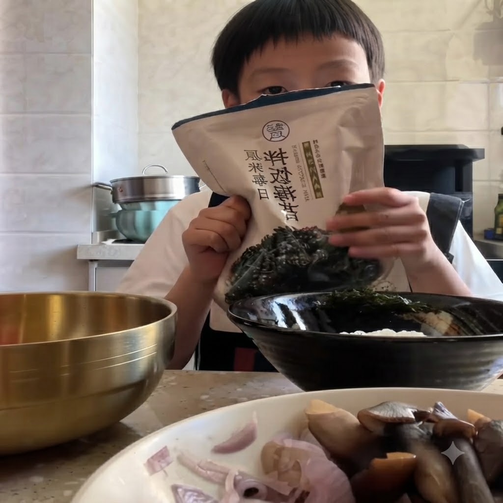 파우치에 든 부순 김가루를 흰쌀밥이 담긴 검은색 그릇에 붓는 모습.
