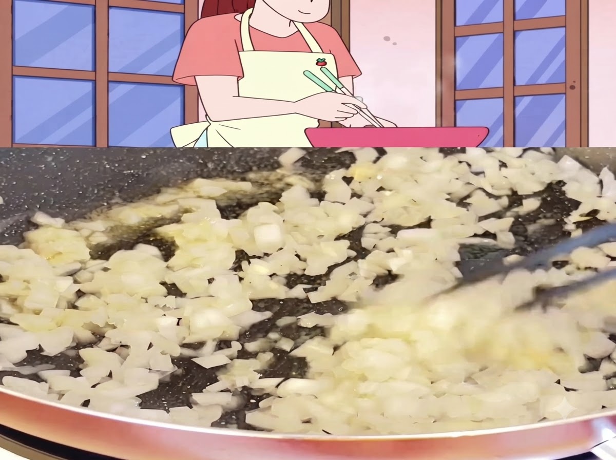 팬에서 다진 양파가 부드러워지고 살짝 투명해질 때까지 지글지글 볶아지고 있는 모습.