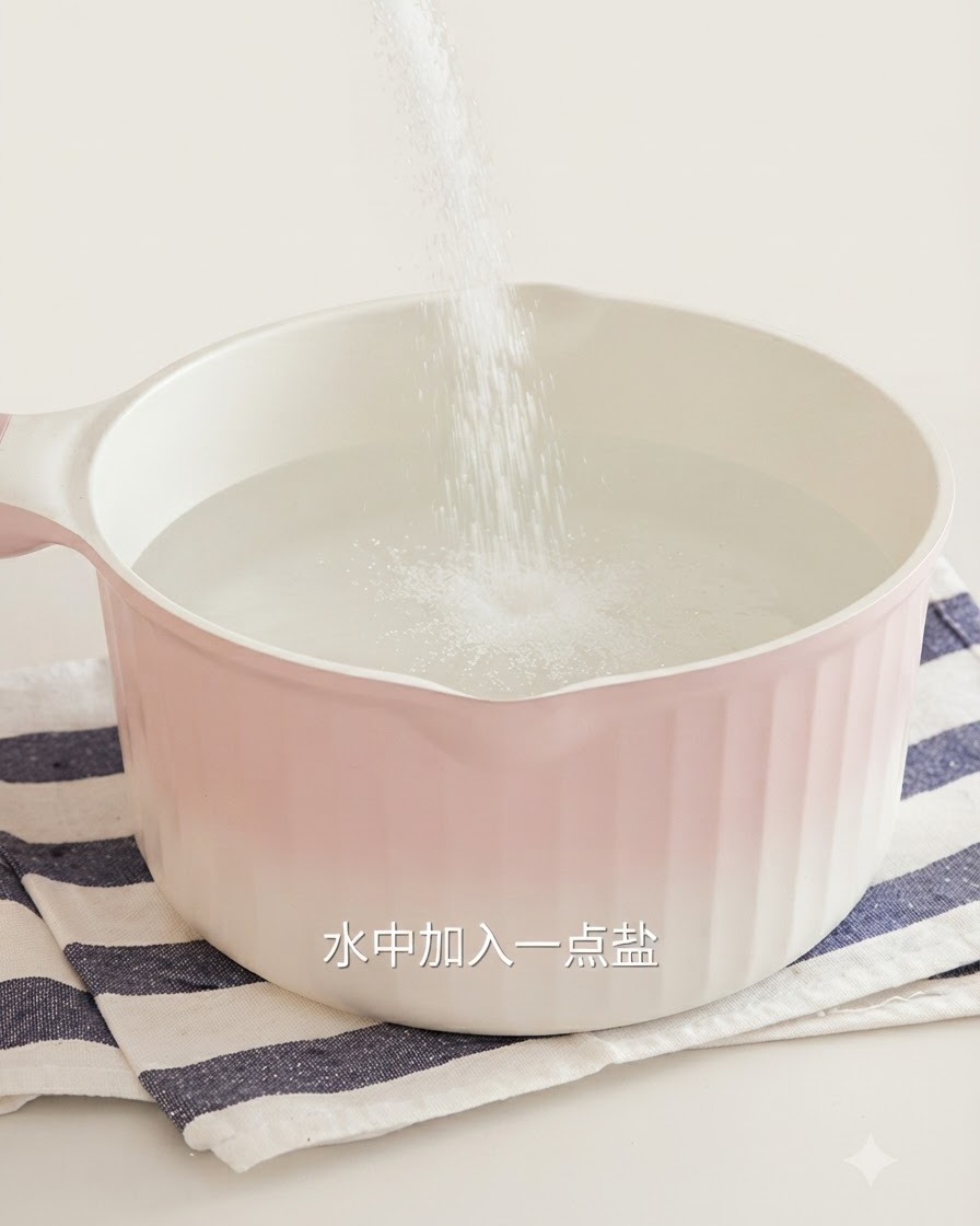 바질을 데치기 위해 끓는 물이 담긴 핑크색 냄비에 소금을 붓는 모습.